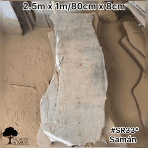 Mesa con curvatura natural de saman Mesa con curvatura natural de saman