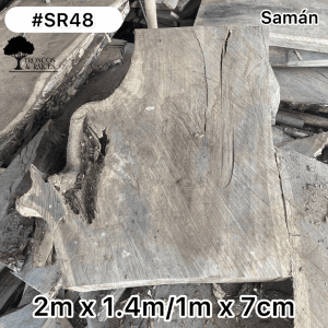 Mesa irregular de samán claro para 8 puestos