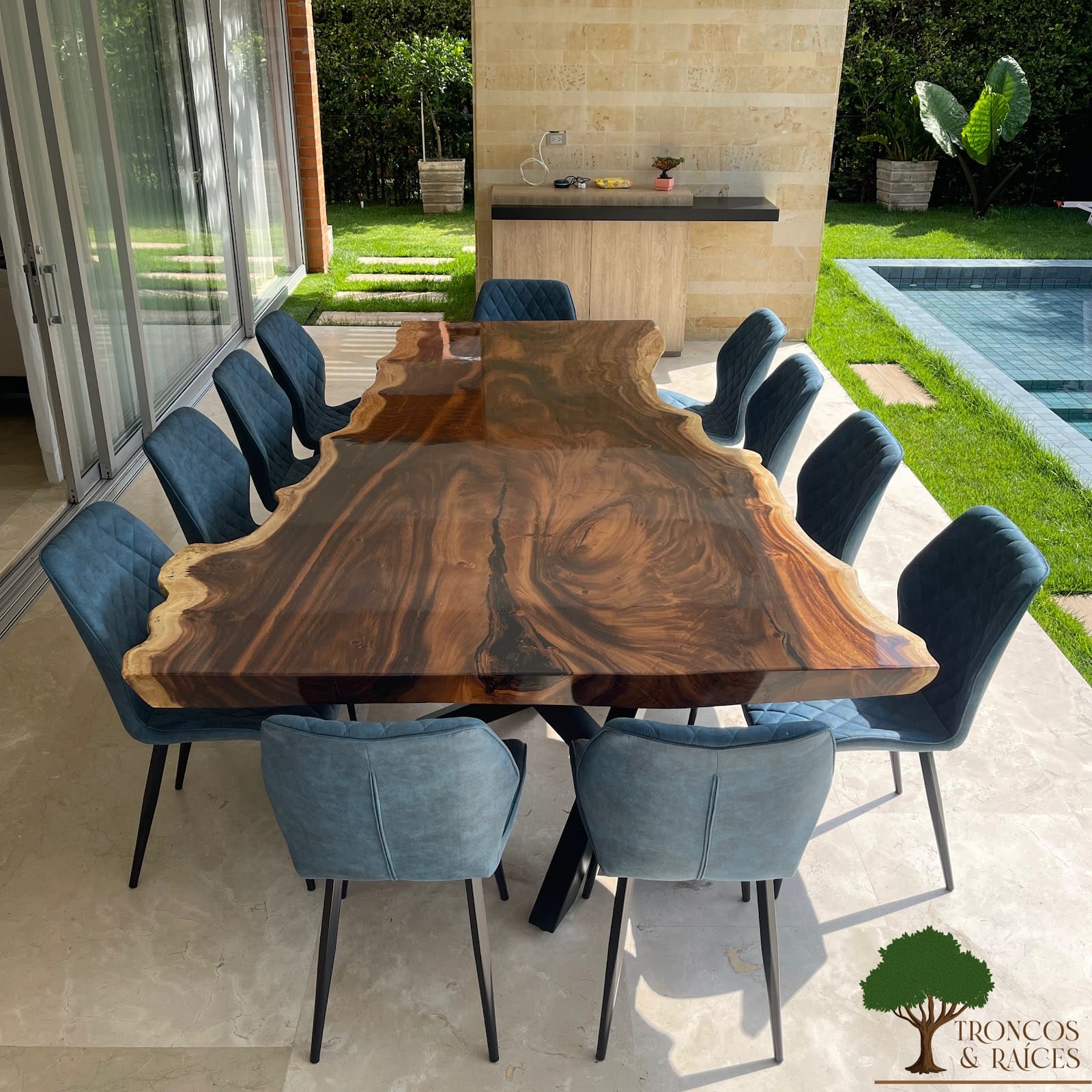 Mesa super ancha de saman para 12 personas