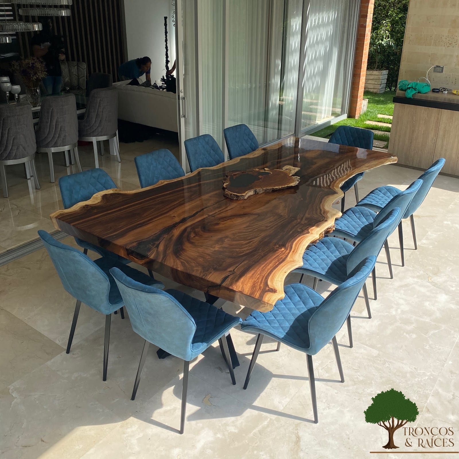 Mesa super ancha de saman para 12 personas