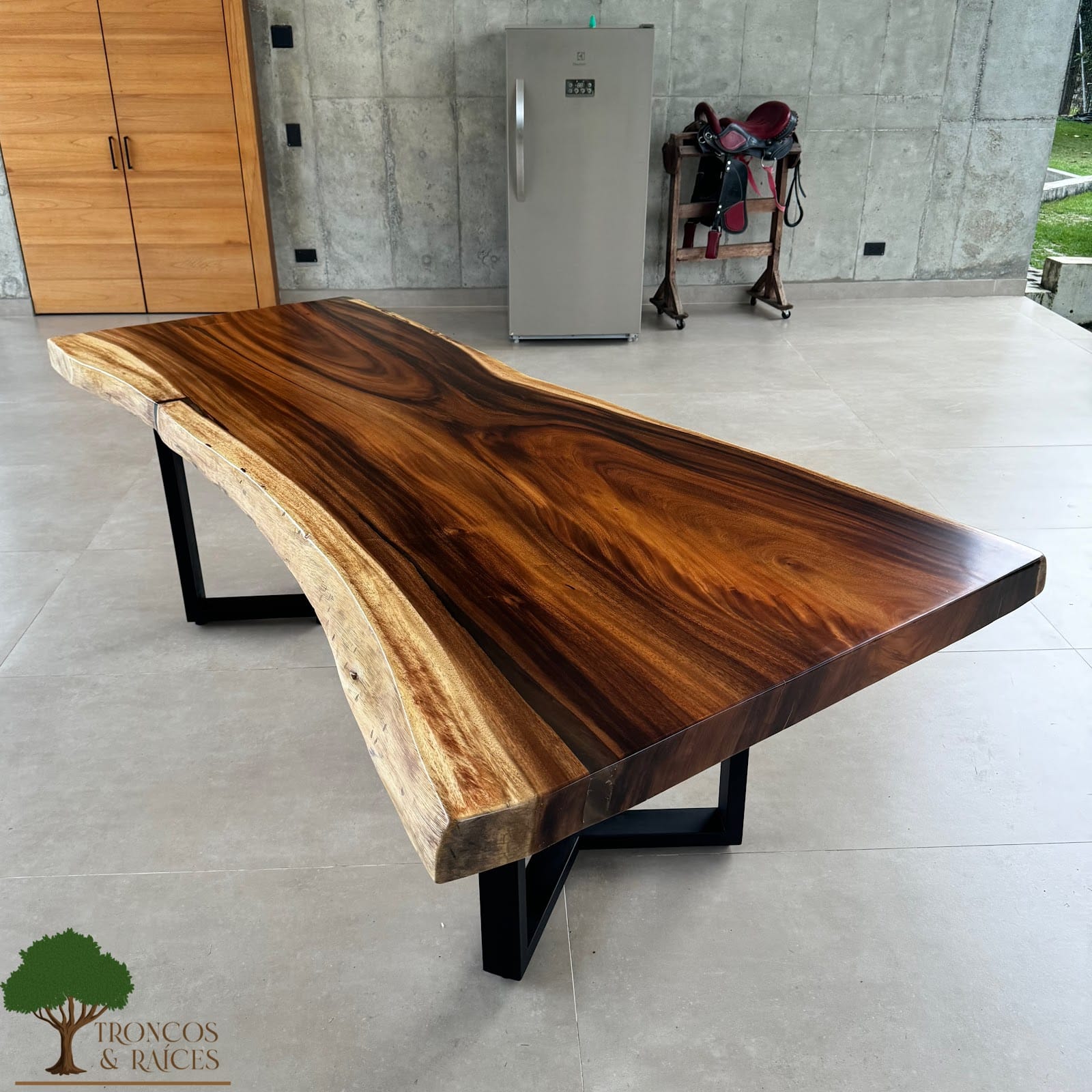 Mesa rectangular de saman para 8 puestos