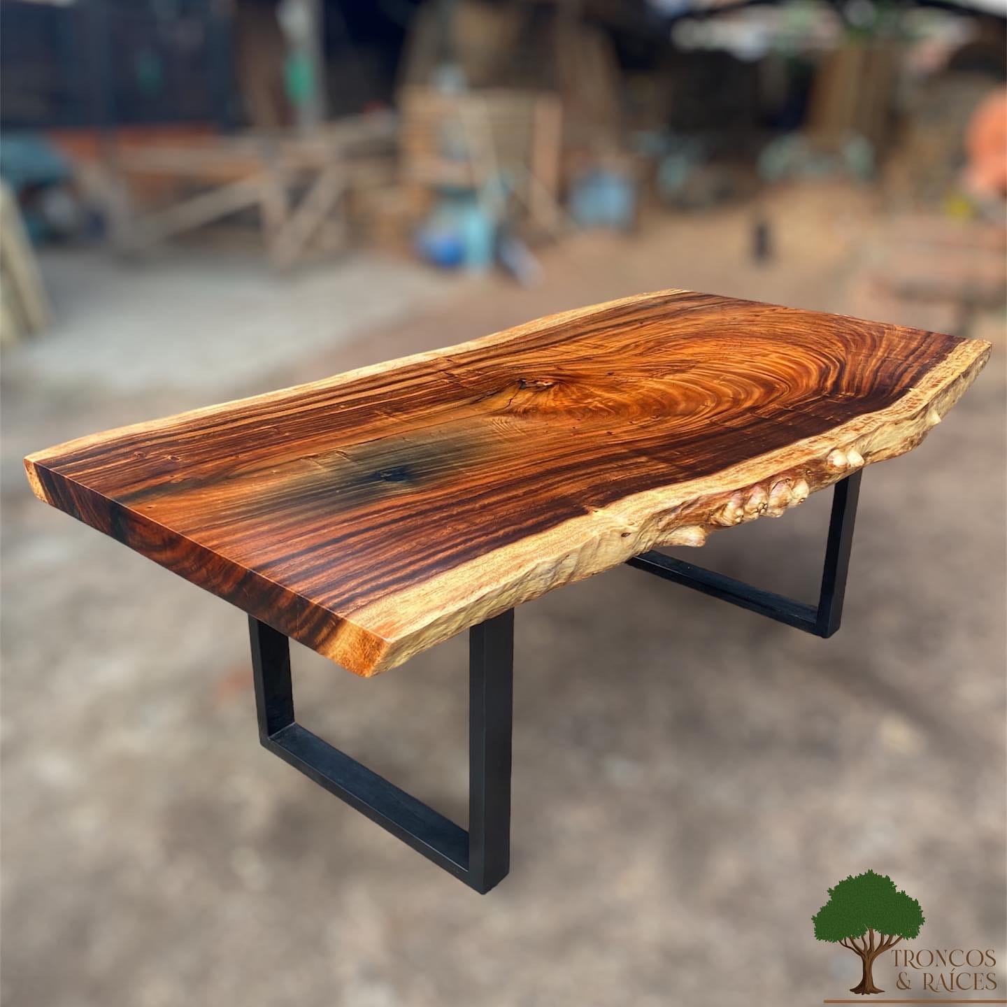 Mesa vetiada de samán para 8 puestos