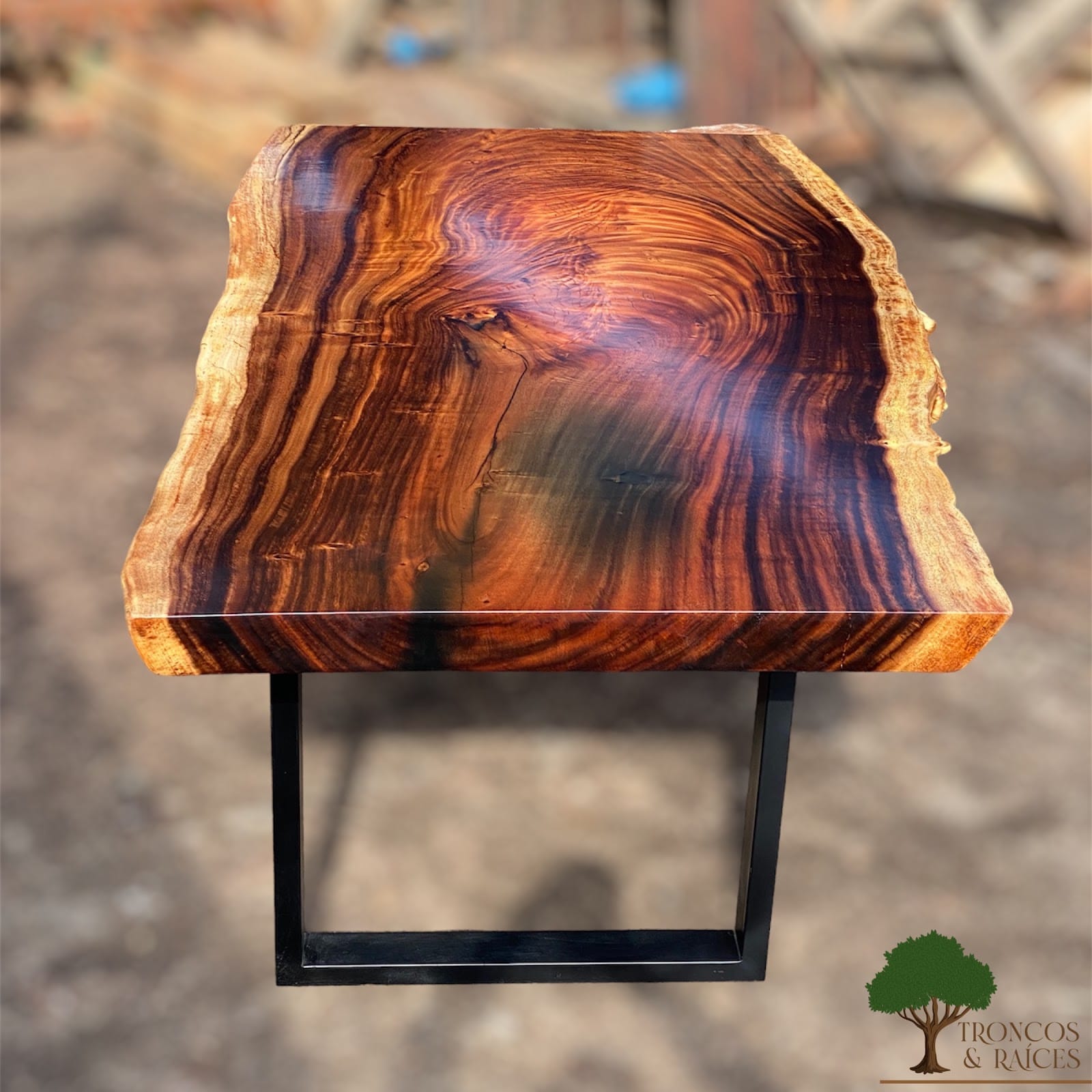 Mesa vetiada de samán para 8 puestos