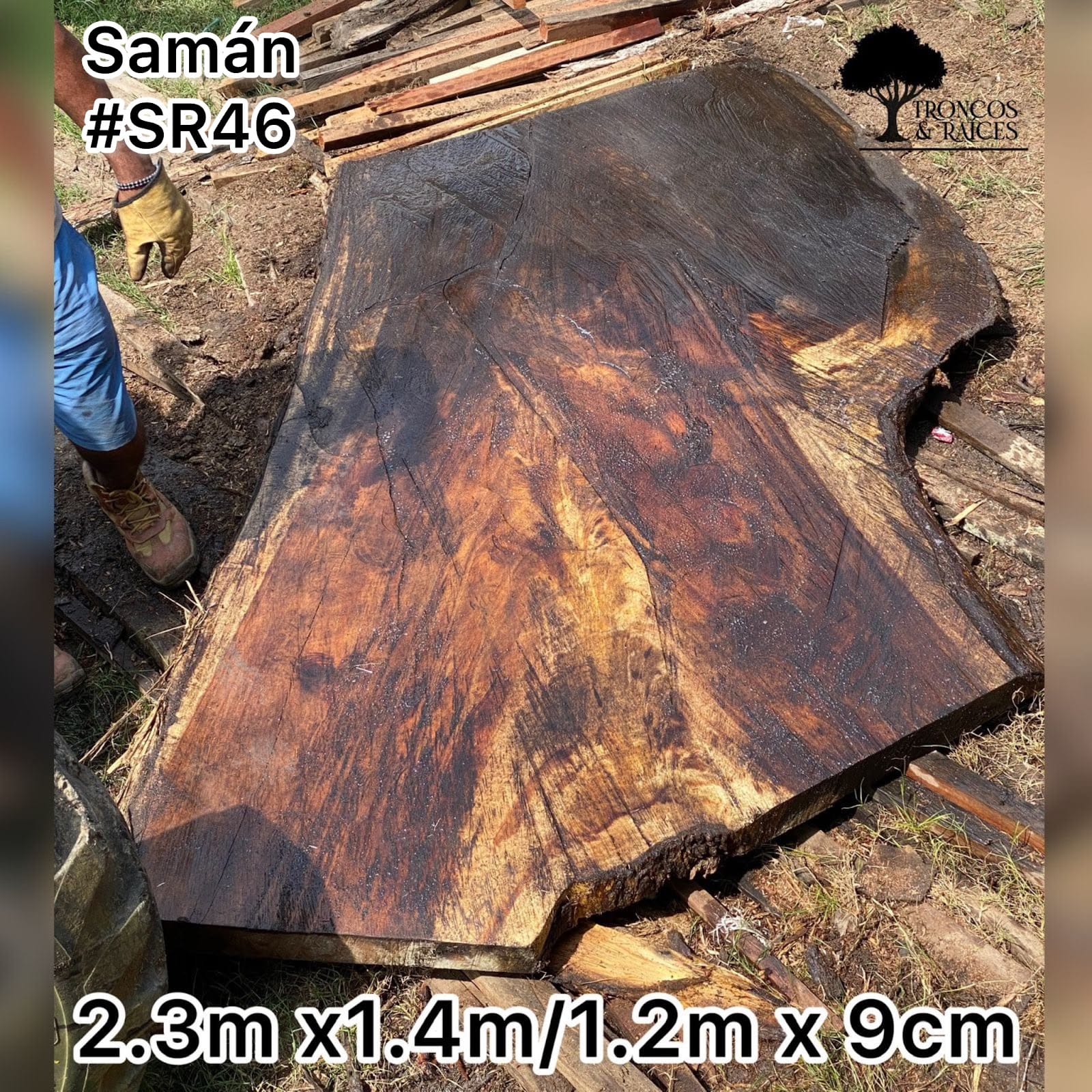 Mesa irregular de samán claro para 8 puestos
