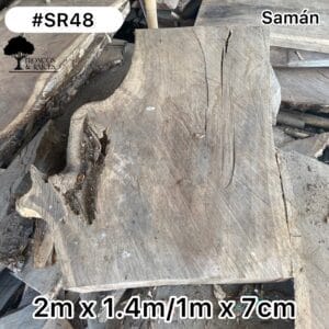 Mesa irregular de samán claro para 8 puestos