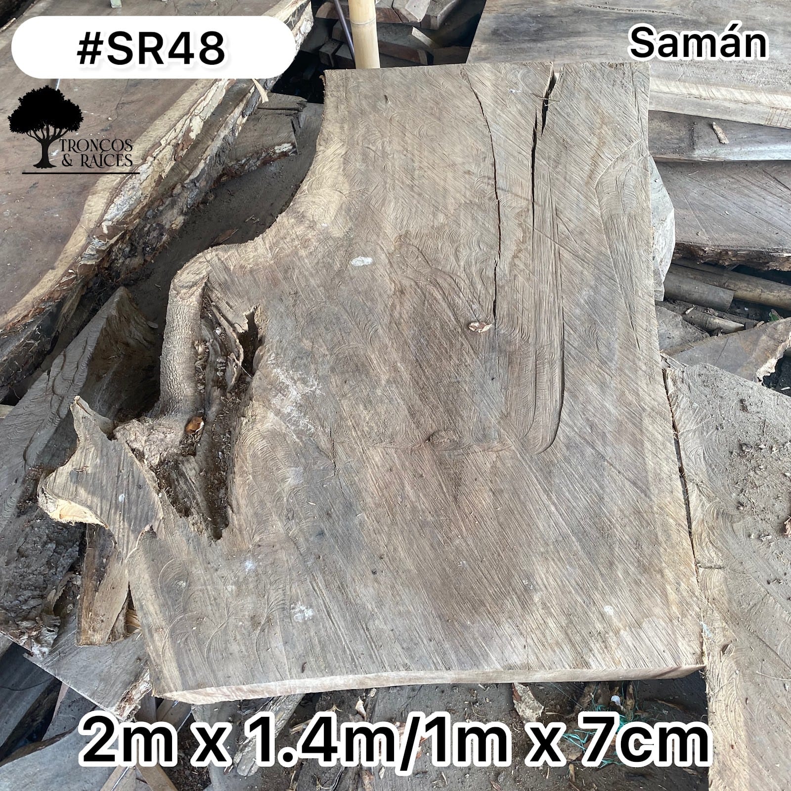 Mesa irregular de samán claro para 8 puestos
