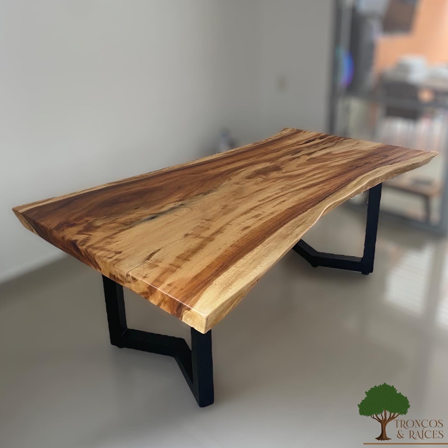 Mesa perfecta de samán claro para 6 puestos