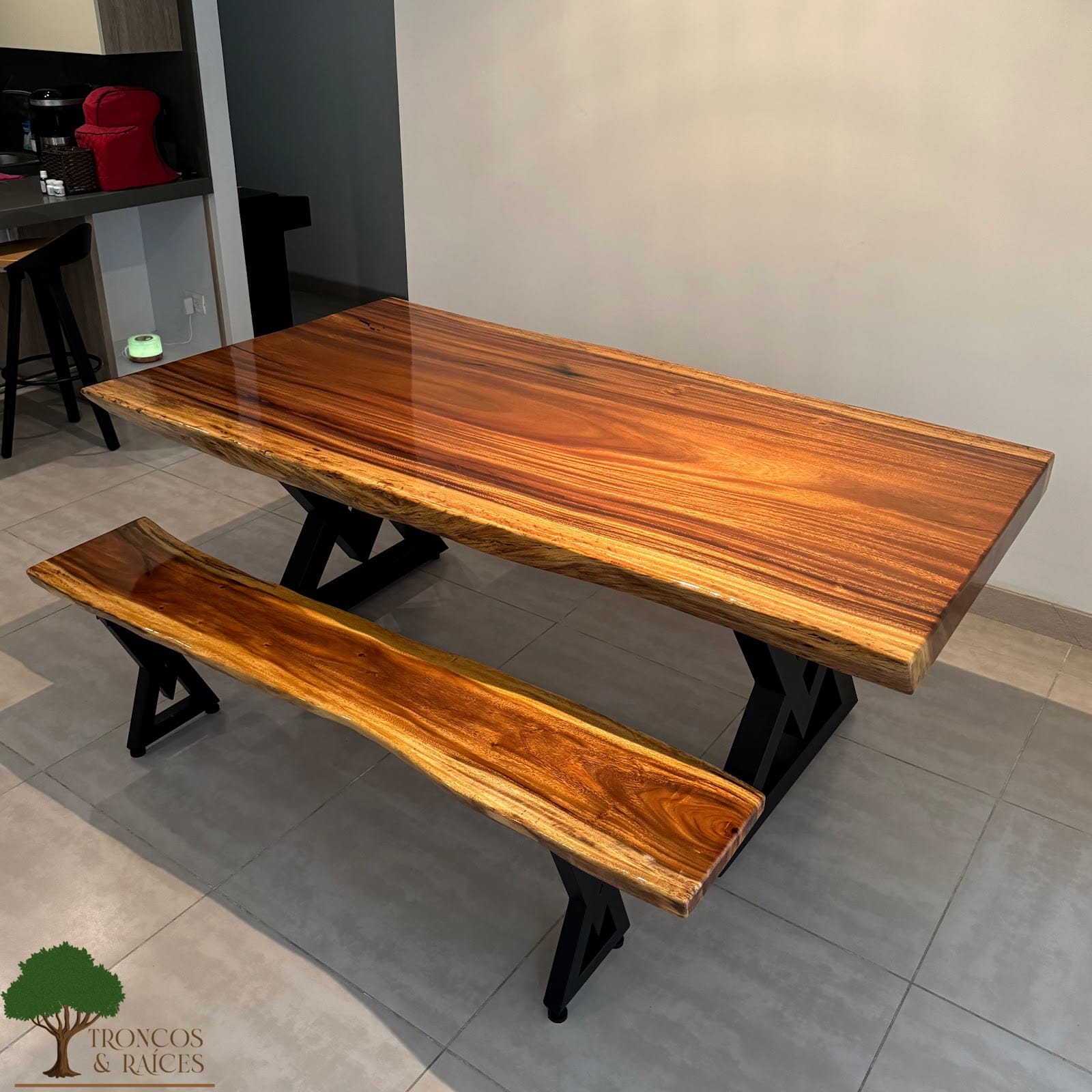 Mesa rectangular de samán para 6 puestos