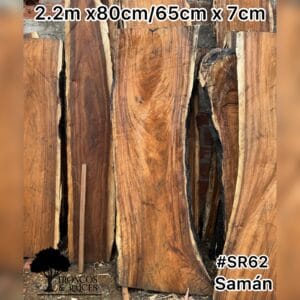 Mesa con borde quemado de samán para barra