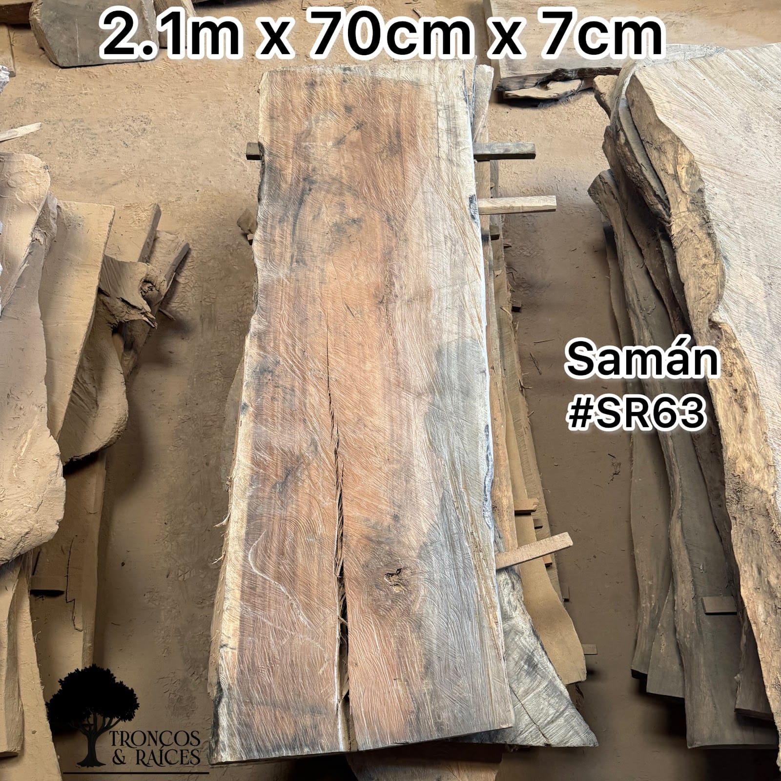 Mesa con borde quemado de samán para 6 puestos