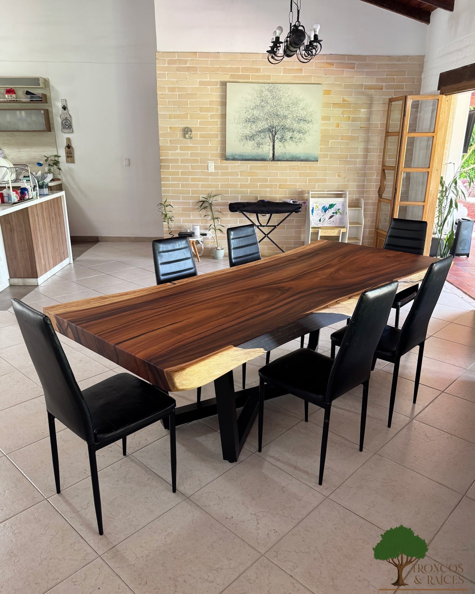 Mesa con borde quemado de samán para 6 puestos