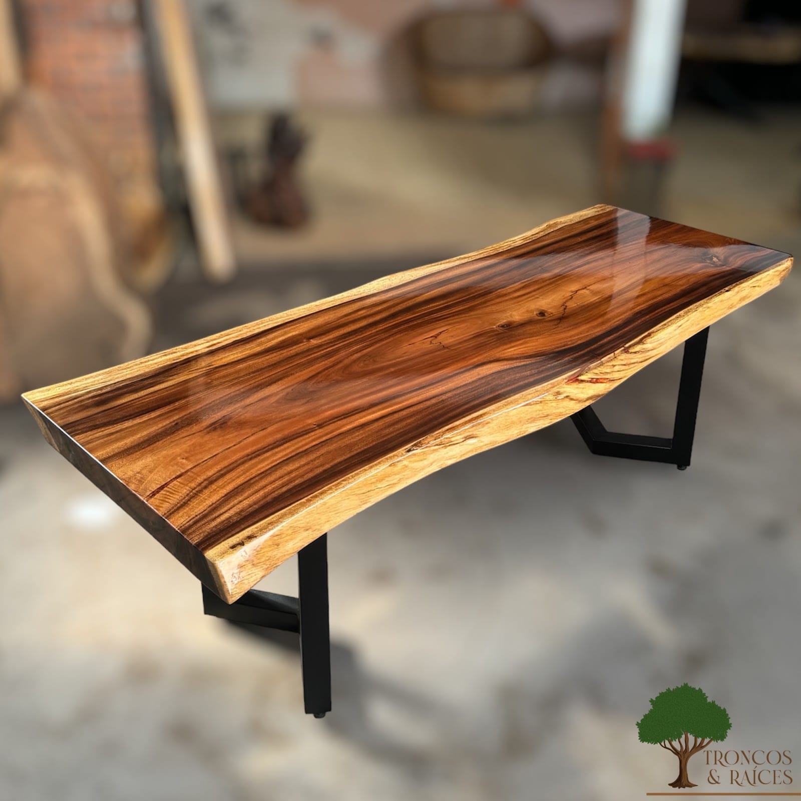 Mesa irregular de saman para barra