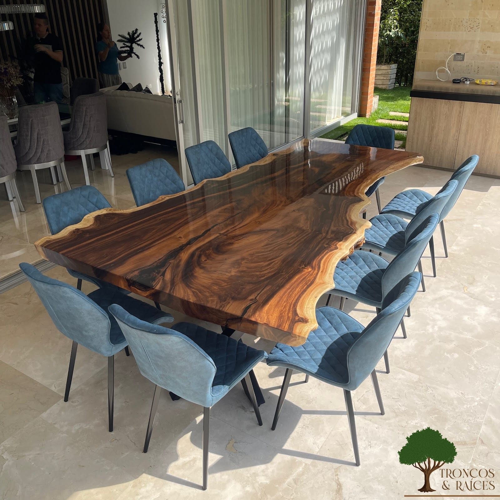 Mesa ancha de samán para 8 puestos
