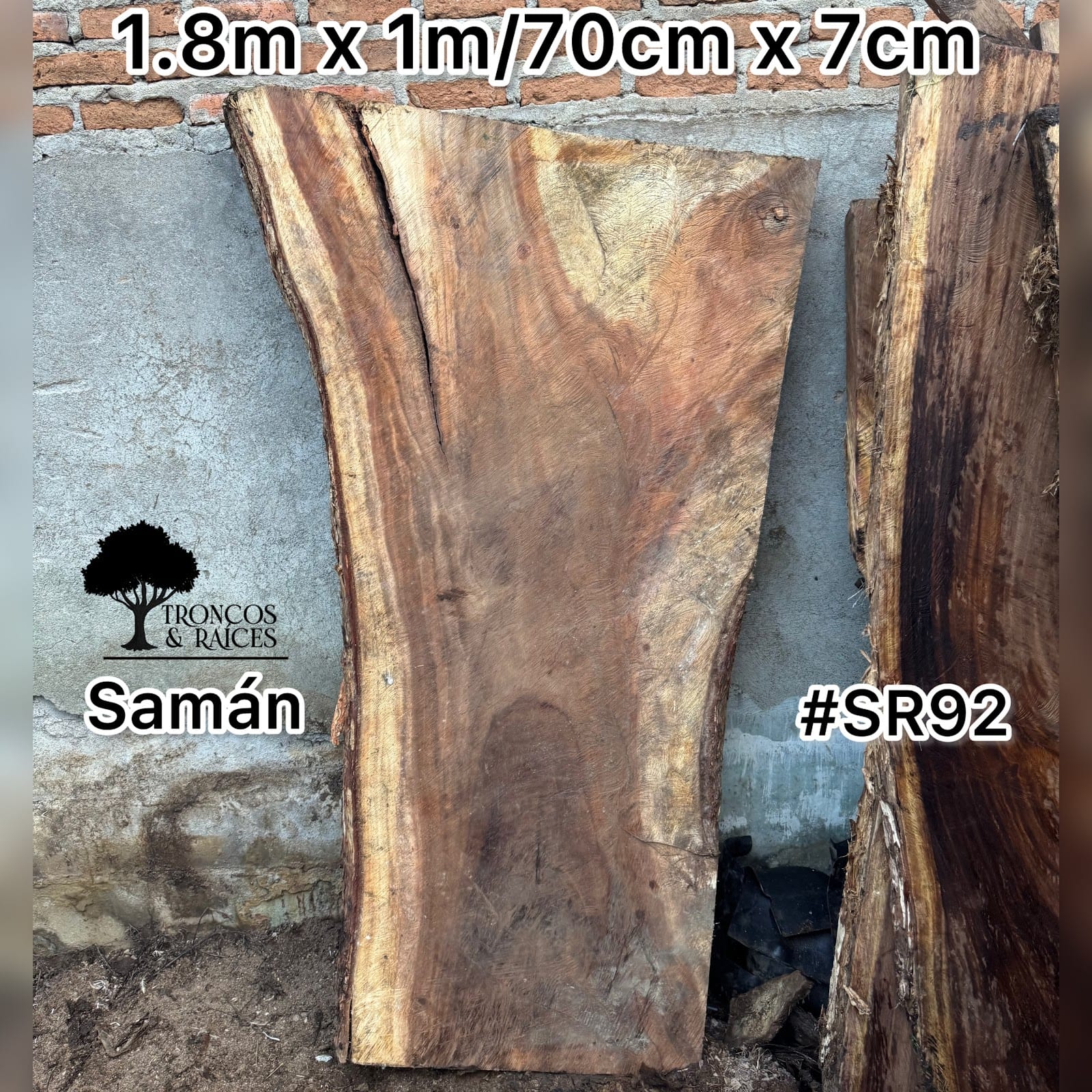 Superficie de samán con un lateral recto