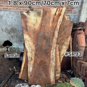 Superficie de samán con un lateral recto