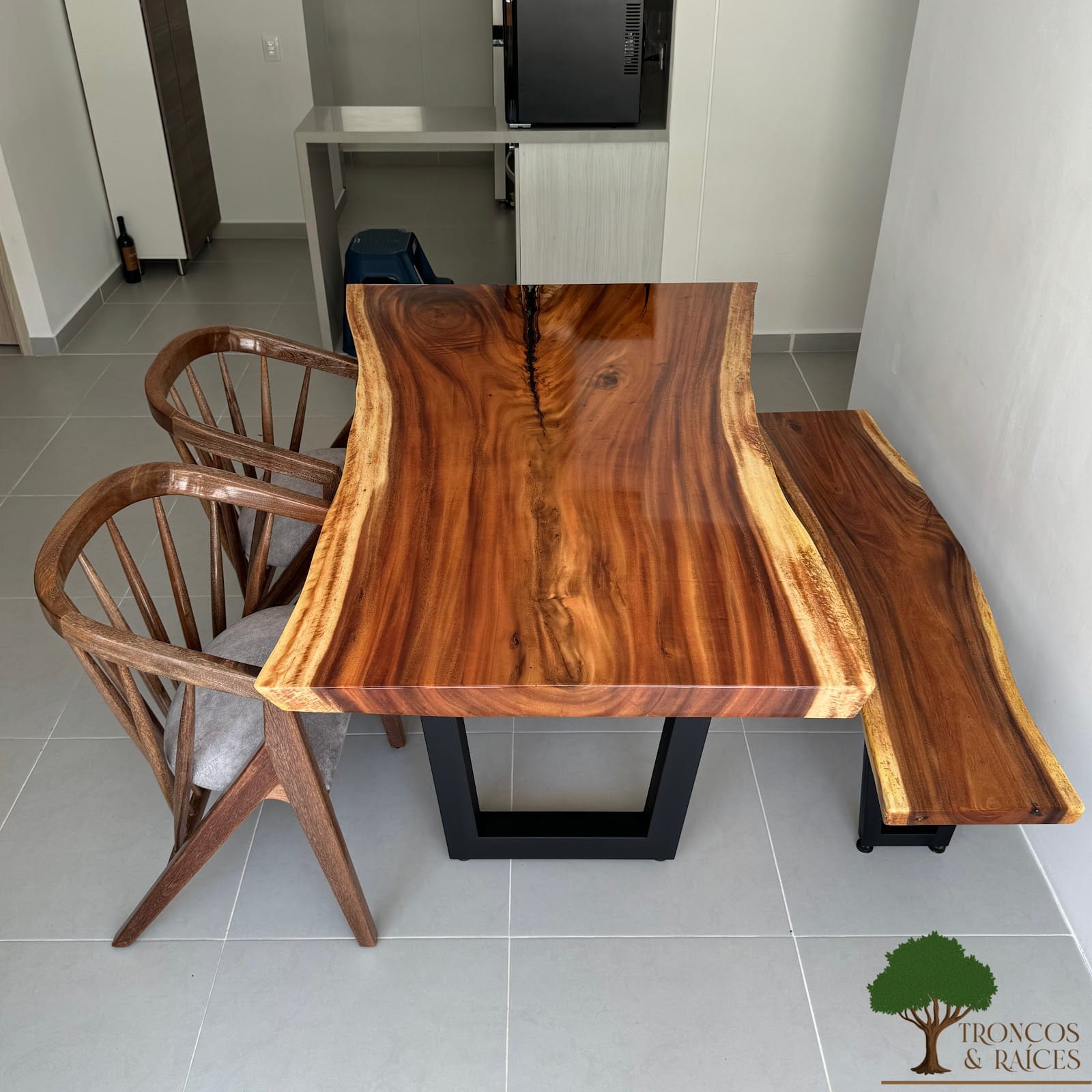 Mesa trapezoidal de samán con fractura natural