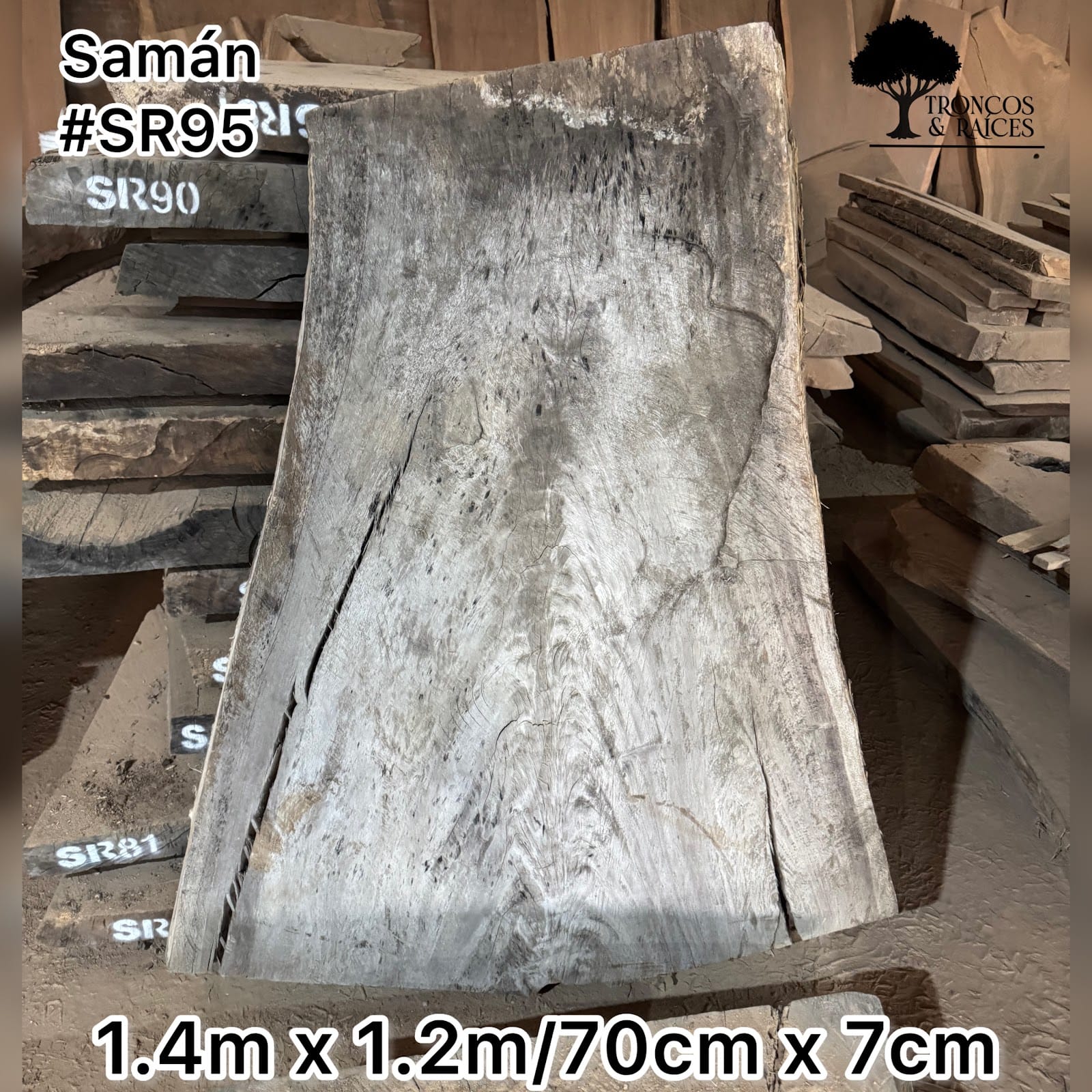 Mesa trapezoidal de samán para 4 puestos