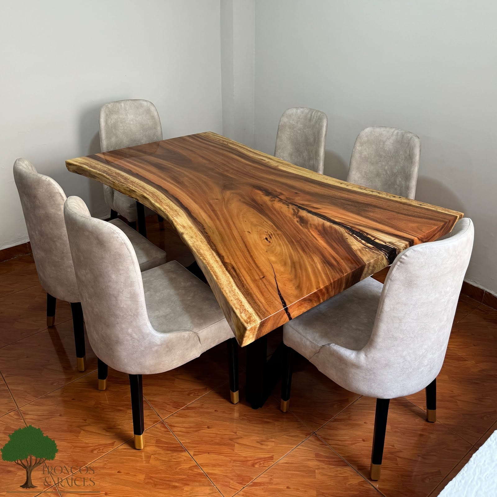 Mesa trapezoidal de samán para 4 puestos